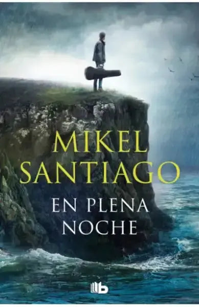 Man standing on wooden log book cover of En plena noche by Mikel Santiago, Illumbe trilogy Man standing on wooden log book cover of En plena noche by Mikel Santiago, Illumbe trilogy