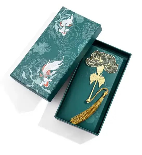 Green gift box with a floral bookmark featuring a brass flower tassel tassel bookmark Green gift box with a floral bookmark featuring a brass flower tassel tassel bookmark