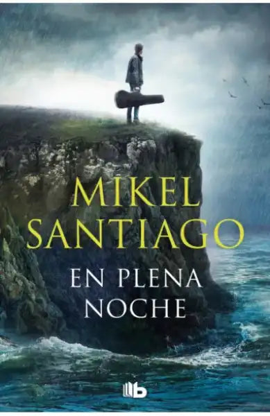 Man standing on wooden log book cover of En plena noche by Mikel Santiago, Illumbe trilogy