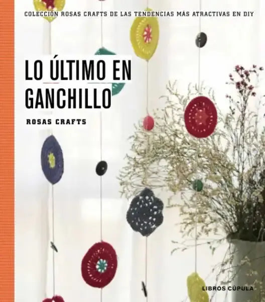 Colorful crocheted ornaments in Rosas Crafts Último en ganchillo book